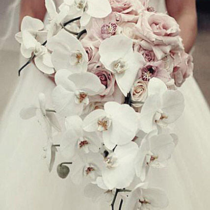 Chic Bridal Bouquet: Flower Delivery for Bride