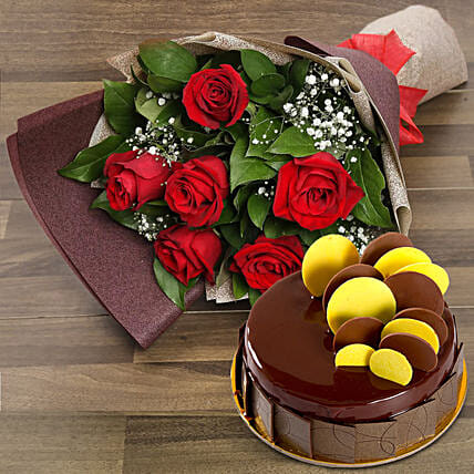 Elegant Rose Bouquet With Chocolate Fudge Cake: Cake and Flowers 