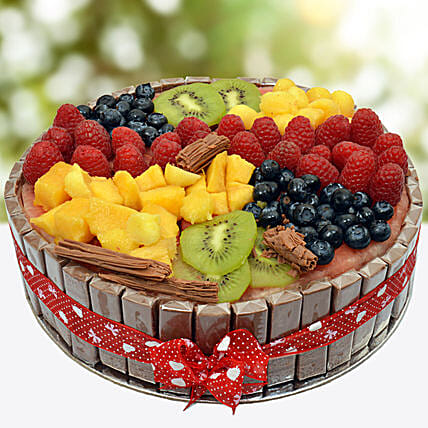 Fresh Fruit And Chocolate Cake: Gift Ideas for Boss