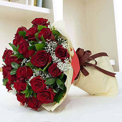 Lovely Roses Bouquet: Hug Day Gifts