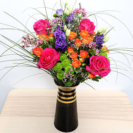 Roses N Lisianthus in a Vase: Happy Women's Day Flowers