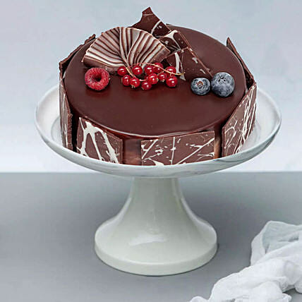 Scrumptious Chocolate Fudge Cake: New Year Gifts 
