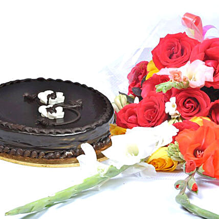 Chocolate Fudge Cake N Floral Bouquet: Pakistan Gift 